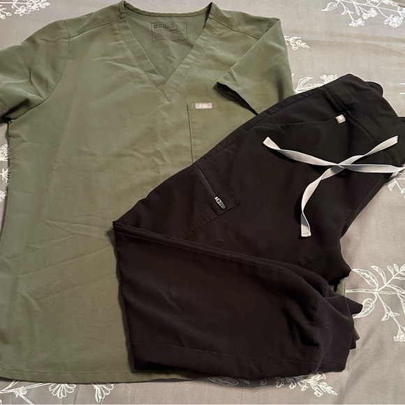 FIGS Scrub - Picture 2 of 7